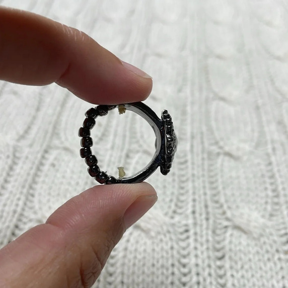 Teardrop stone ring. Brown/bronze color with little stones Expandable stretchy - Picture 4 of 8